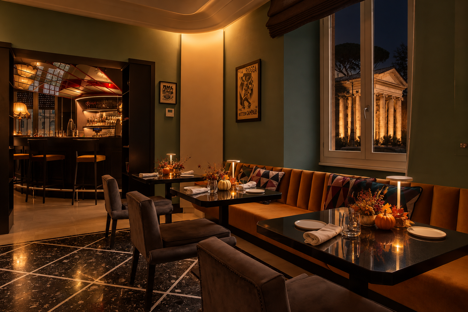Bistrot dell'hotel illuminato di sera con luci calde ed eleganti decorazioni autunnali  per la cena del Ringraziamento.