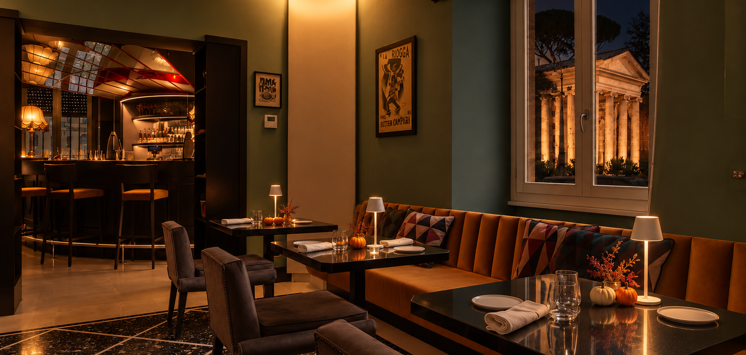 Bistrot dell'hotel illuminato di sera con luci calde ed eleganti decorazioni autunnali per la cena del Ringraziamento.