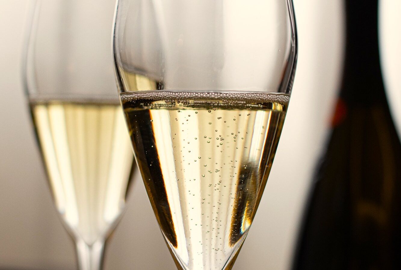Calici di spumante per festeggiare l'arrivo del nuovo anno